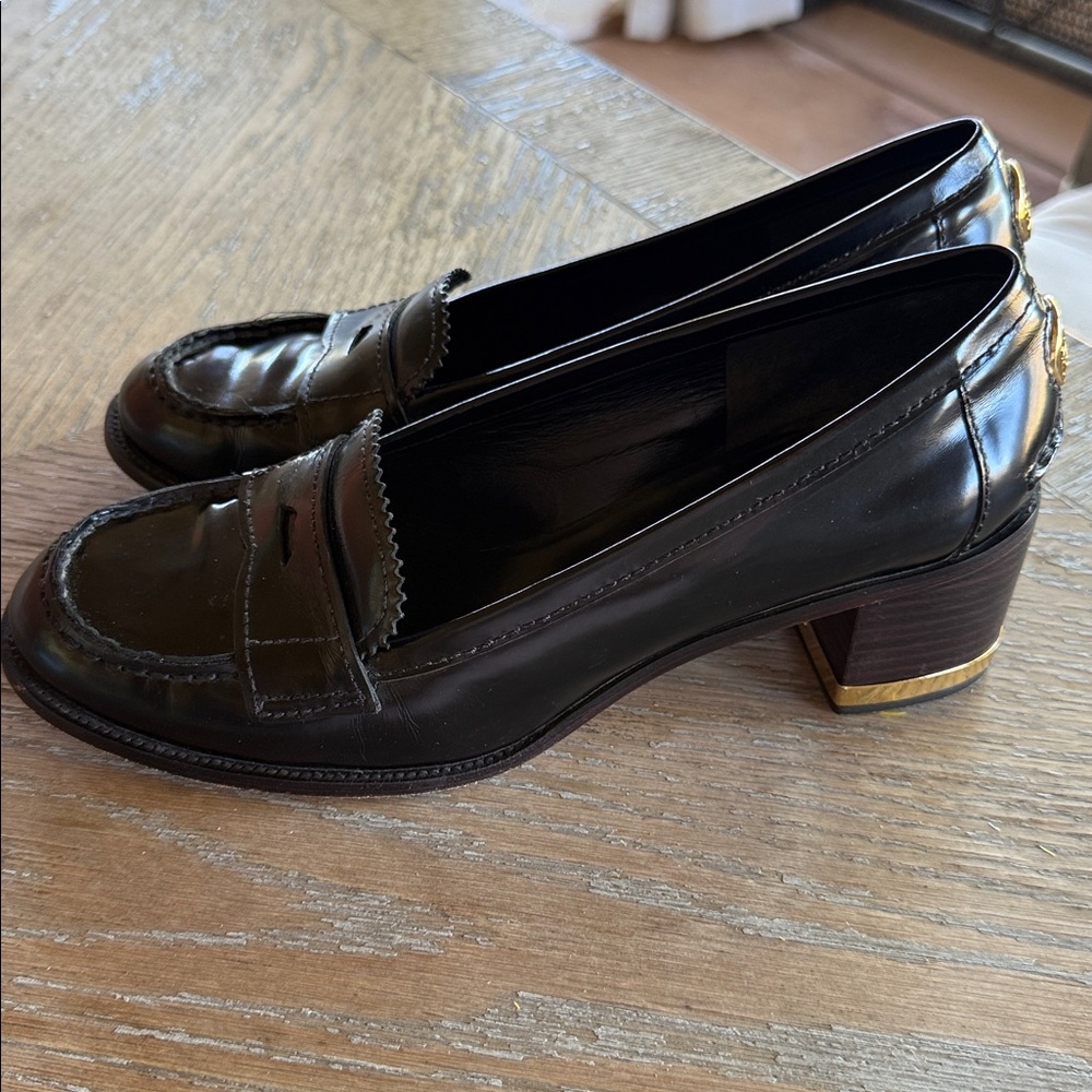 Tory Burch black Loafers with Chunky Heel & Gold Logo Size 8.5 Perfect for Fall!